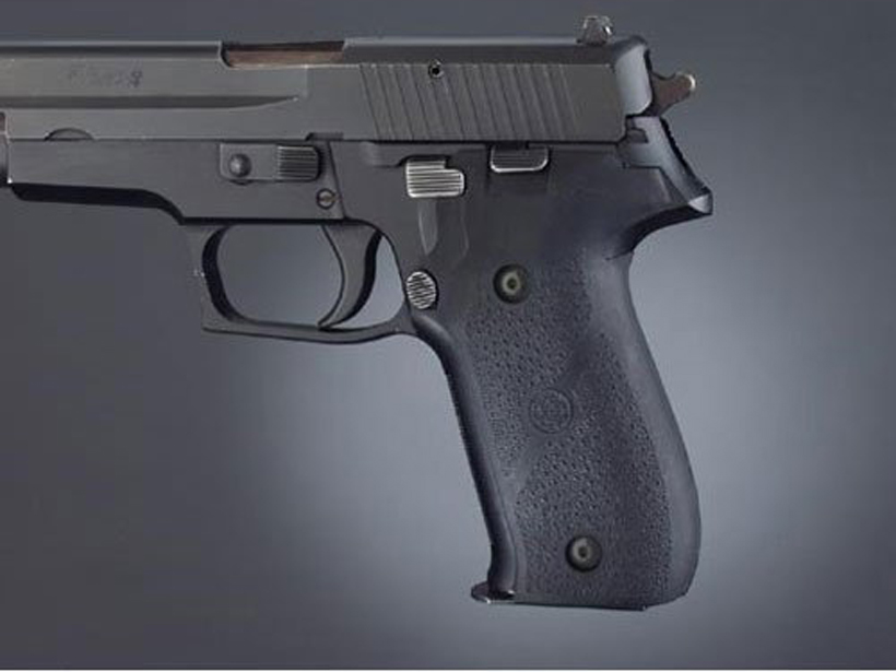 [HOGUE] SIG SAUER P226用 実銃ラバーグリップセパレート タナカ 26010 (新品) 製品詳細画像1 装着時参考画像