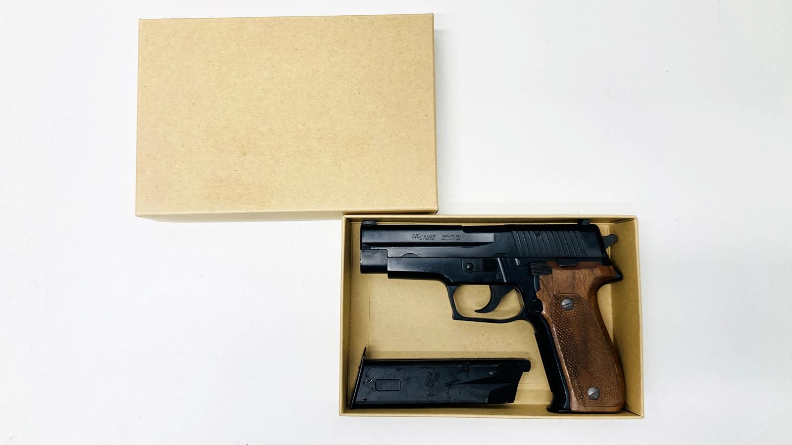 [タナカ] SIG SAUER P226 ガスブローバック 木製グリップカスタム 箱違い スペアマガジンガス漏れ少し (中古)
