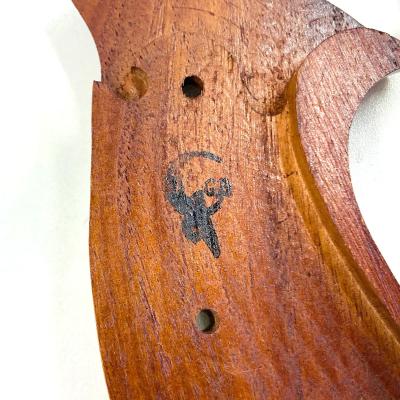 [ノーブランド] S&W M29 Nフレーム用 コークボトル メキシカンマホガニー製 メダル付き O/S チェッカー 木製グリップ 赤/ローズ (中古)サブ画像へ1