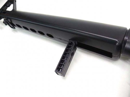 [東京マルイ] コルト M16A1 エアコッキングライフル (中古) 製品参考画像2 ハンドガード下のレピーターハンドルでのコッキングが可能です。