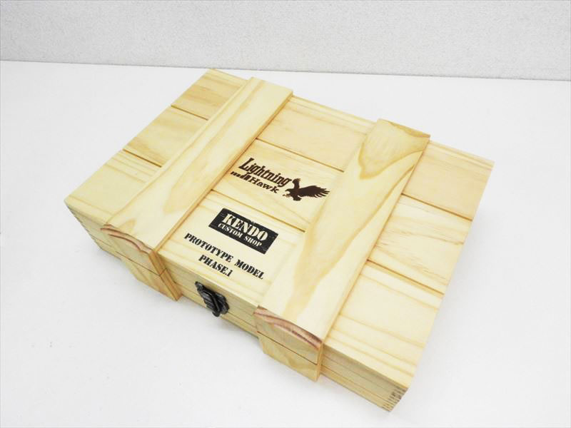 [東京マルイ] バイオハザード2 RE:2 ライトニングホーク デザートイーグル.50AE バルブノッカー訳あり (訳あり) 製品詳細画像8 豪華な「木箱」仕様。紙製化粧箱は欠品。