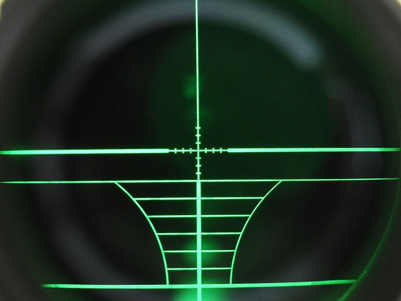 [NB] 3-9倍率 40mmレンズ径 イルミネートライフルスコープ 視度調節機能搭載 ハイプロファイルマウント付き (中古) 製品詳細画像10 レティクル緑色発光時。