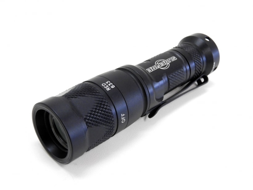 [SUREFIRE] AVIATOR-RD デュアル アウトプット マルチスペクトラム LDE WHITE/RED レンズズレあり (中古)